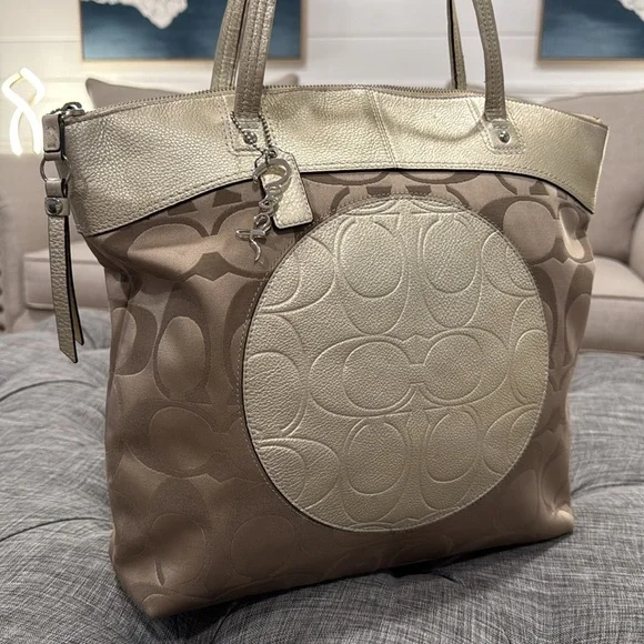 Coach Bag Laura Tote - Picture 3 of 17